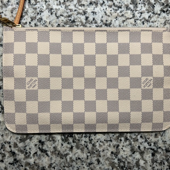 LV wristlet - Not used - perfect condition - Picture 2 of 4